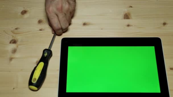 Bir tablet yeşil bir ekran ve bir tornavida ile. Araçlar ve yeşil bir ekran ile bir tablet. — Stok video