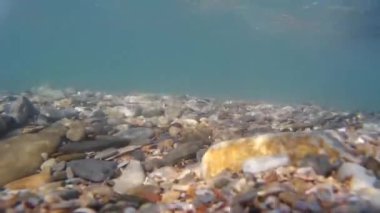 Sualtı video çekim eylem fotoğraf makinesi. Deniz alt ve dalgalar. Gelgit, deniz sörf, su altında deniz kıyısında.