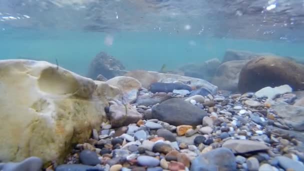 Tenger hullámai, víz alatti videó. Dagály, surf tenger, a tenger partján a víz alatt. — Stock videók