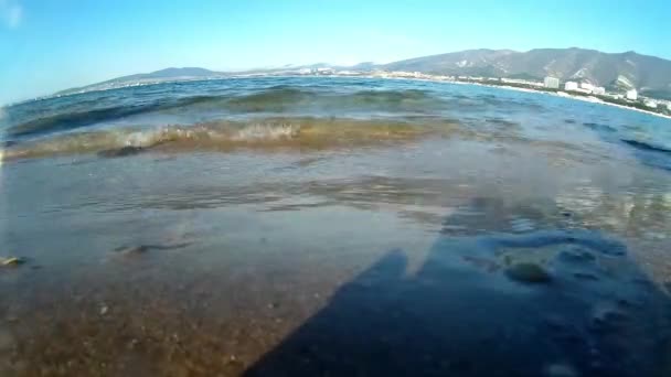 바다 조 수 파도가 해변에 밖으로 롤. 바다 해안 및 파. — 비디오