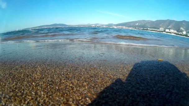 Tenger partján és a hullámok. A tenger dagály hullámok zsemlye ki rá a strand. — Stock videók