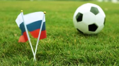 Rusya ve futbol topu bayrağı. Bayraklar, yeşil çim ve bir futbol topu Rusya Federasyonu.