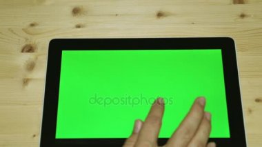 A mans el ve bir tablet yeşil bir ekran ile.