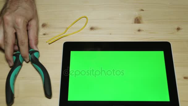 Handverktyg, tång och en surfplatta med en grön display för ditt innehåll. — Stockvideo