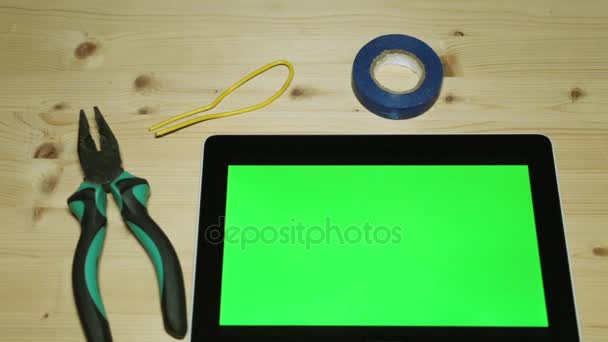 Uno strumento a mano e un tablet con uno schermo verde per il tuo contenuto . — Video Stock