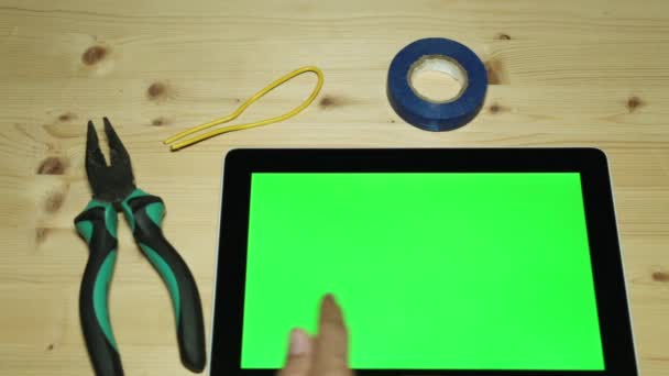 Utensili manuali, pinze e tablet con display verde per i tuoi contenuti . — Video Stock