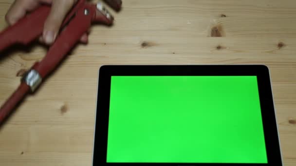 Vízvezeték kulcs és tabletta számítógép, egy zöld kijelzővel. — Stock videók