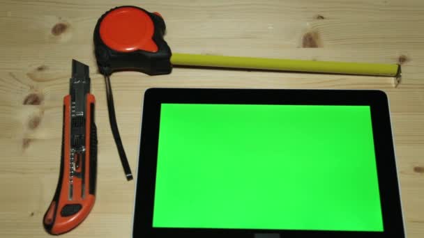Строительные ручные инструменты и планшетный компьютер с зеленым дисплеем . — стоковое видео