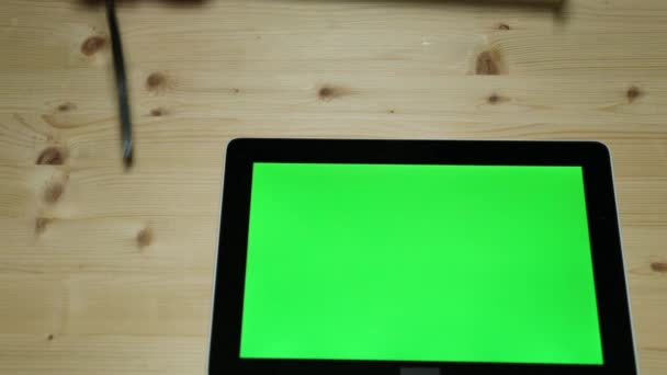 Strumenti manuali di costruzione e un computer tablet con display verde . — Video Stock