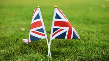 Büyük Britanya bayrağı çim. Birleşik Krallık bayrağı rüzgârda çırpınıyor.