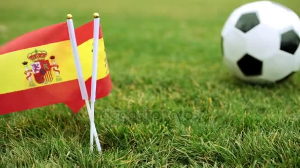 Spaanse vlag en voetbal bal. Vlag van Spanje en voetbal bal op het gras. — Stockvideo