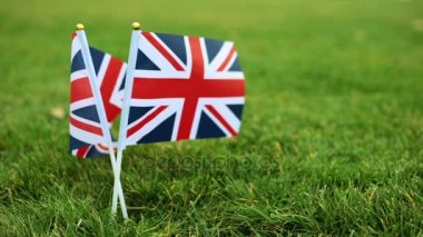 İngiliz bayrağı ve futbol topu çim. Büyük Britanya bayrağı ve bir futbol topu.