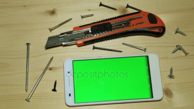 İçerik ve yapı araçları için yeşil bir ekran ile bir akıllı telefon.