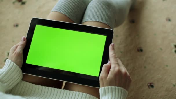 Sexy Frau hält ein Tablet mit grünem Display. — Stockvideo
