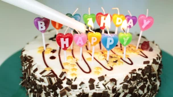 Un pastel festivo con velas encendidas. Tarta y velas con un cumpleaños . — Vídeos de Stock