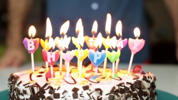 Ein Mann bläst Kerzen auf der Torte aus. Geburtstag, Feiertag, Kuchen mit Kerzen. — Stockvideo