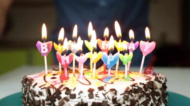 Anniversaire, vacances, gâteau aux bougies. Un homme souffle des bougies sur le gâteau . — Video