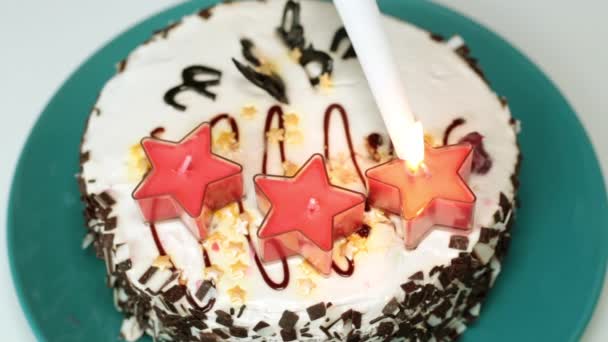Die Kerzen auf der Torte anzünden. Urlaub, Geburtstag. — Stockvideo