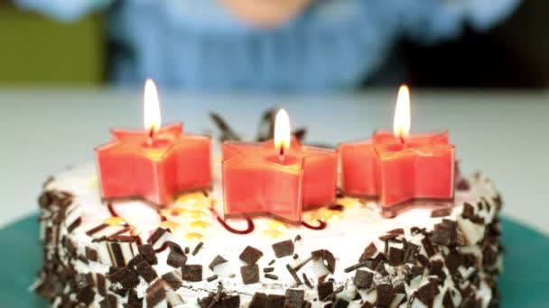 Cumpleaños, pastel con velas. Una mujer soplando velas en un pastel . — Vídeos de Stock