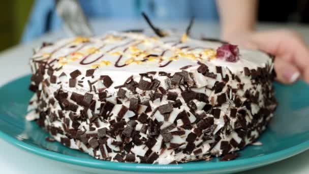 A woman is cutting a birthday cake with a knife. — Stock Video