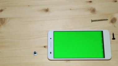 Tornavida, vida ve yeşil bir ekran ile smartphone.