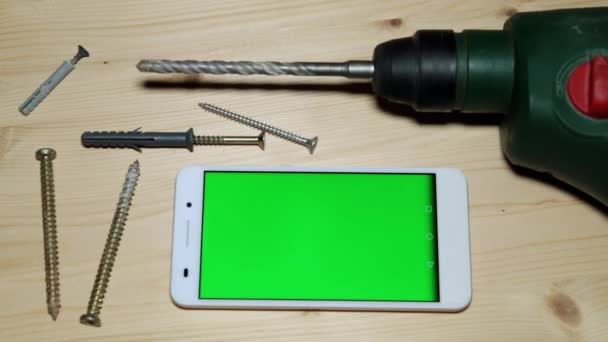 Строительные инструменты и смартфон с зеленым экраном . — стоковое видео