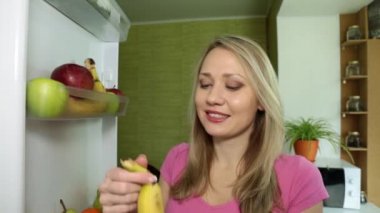 Bir kadın buzdolabına bir muz dışarı alır ve cinsel yiyor.