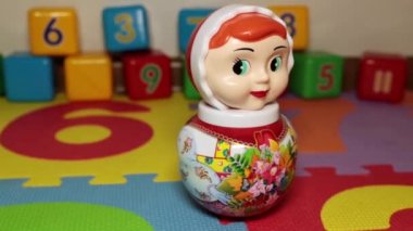 Tıknaz oyuncak sallantı oyuncak yere. Çocuk oyuncak wobble.