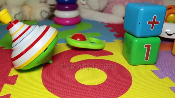 Kinderzimmer, Spielzeug auf dem Fußboden. — Stockvideo