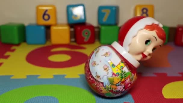Kinderzimmer. russisches Nationalspielzeug roly-poly toy. — Stockvideo