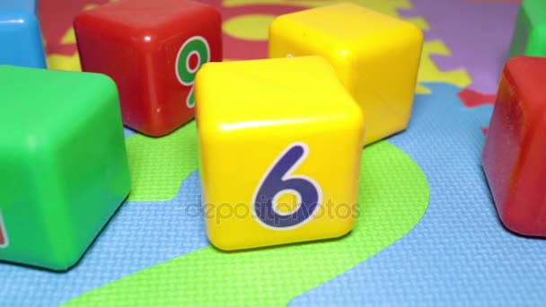Cubes en plastique colorés pour enfants . — Video