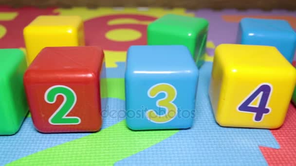Childrens colored plastic cubes, close-up. — Stock Video
