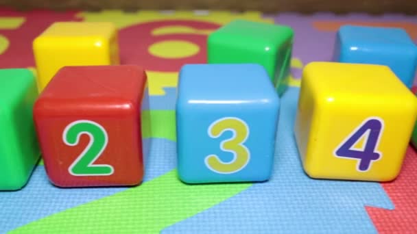 Childrens colored plastic cubes, close-up. — Stock Video