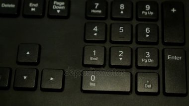 İki ABD dolar ve bir bitcoin para üstünde belgili tanımlık klavye.