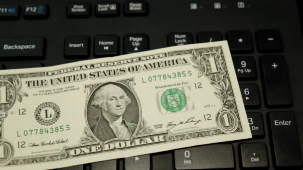 Αμερικανικά δολάρια από 1 έως 100 στο πληκτρολόγιο. — Αρχείο Βίντεο