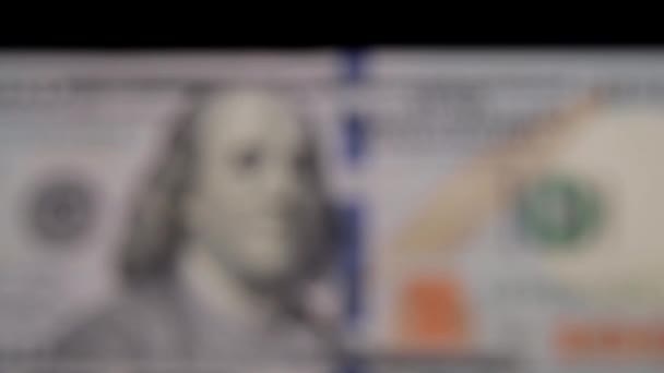 De Amerikaanse dollar is onscherp. De dollar breekt langzaam, en vervolgens weer in beeld. — Stockvideo