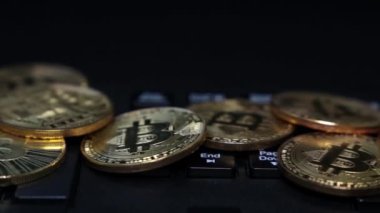Altın paralar bitcoins üstünde belgili tanımlık klavye yakın çekim.