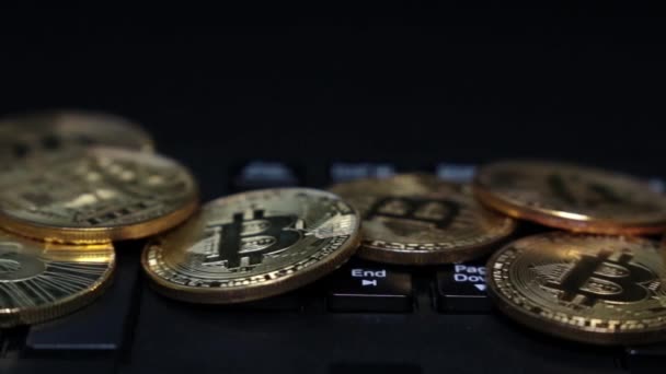 Pièces d'or bitcoins sur le clavier, gros plan . — Video