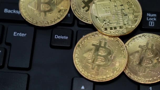 Видалити Продаємо bitcoins. Людина натискає клавішу delete на клавіатурі. — стокове відео