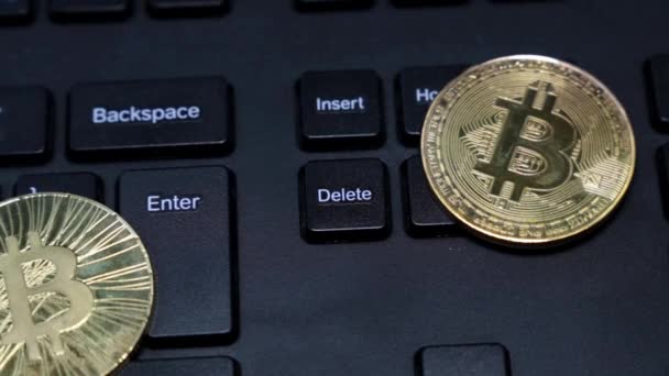 Mince bitcoin, osoba stiskne klávesu delete na klávesnici. — Stock video