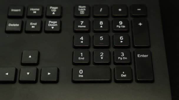 Человек нажимает клавишу Enter на клавиатуре. Палец давит на Enter . — стоковое видео