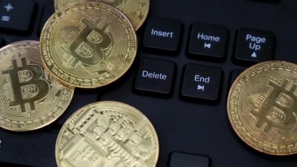Moedas de ouro bitcoin, uma pessoa pressiona a tecla delete no teclado . — Vídeo de Stock