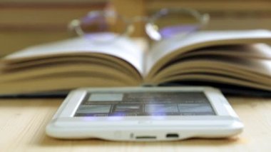 E-kitap, gözlük ve kağıt kitapları. Modern eğitim ve öğretim.
