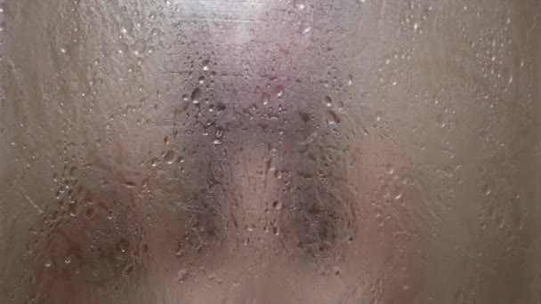 Kiss of the woman in the shower — Stock Video