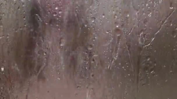 Gotas de água no vidro no chuveiro . — Vídeo de Stock