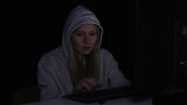 Mujer hacker en el ordenador en la oscuridad . — Vídeos de Stock