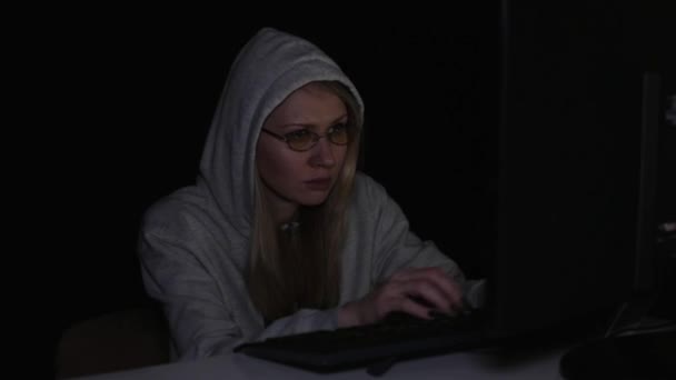 Una hacker mujer en el ordenador por la noche . — Vídeo de stock