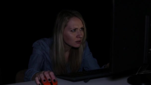 Женщина-геймер играет ночью за компьютером . — стоковое видео