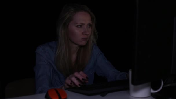Zmęczony senny kobieta pracuje przy komputerze. — Wideo stockowe