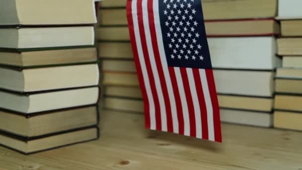 Μας σημαία και έντυπα βιβλία. Αμερικανική σημαία στο φόντο των βιβλίων. — Αρχείο Βίντεο